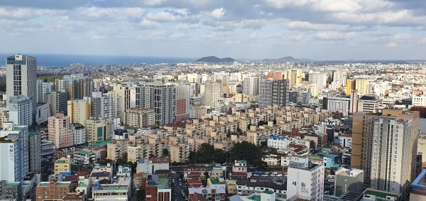 해외 여행에 수요가 몰리고, 항공사들이 국제선 증편에 앞다퉈 나서면서 제주를 찾는 관광객 감소 흐름이 이어지고 있다. 사진은 제주시 전경.