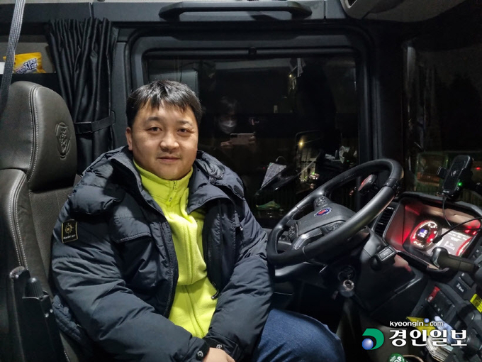 17일 새벽 2시55분, 16시간의 운행을 모두 마친 유진복(43)씨의 얼굴에 피곤함이 역력하다. /배재흥기자 jhb@kyeongin.com