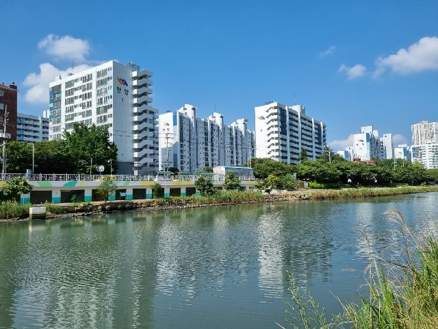 부산 온천천변의 대규모 평지 단지인 연산동 한양아파트 1~5 단지 전경. 부산일보DB
