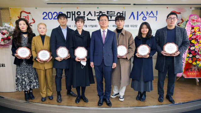 17일 매일신문사 대회의실에서 열린 2023 매일신춘문예 시상식에서 수상자들이 기념사진을 촬영하고 있다. 사진 왼쪽 첫번재 부터 박장 (시 부문), 황명숙 (시조 부문), 임재일 (단편소설 부문), 신은주 (동화 부문), 정창룡 매일신문 사장, 조한빈 (희곡·시나리오 부문), 정정안 (동시 부문), 강동우 (수필 부문) 김영진 기자 kyjmaeil@imaeil.com