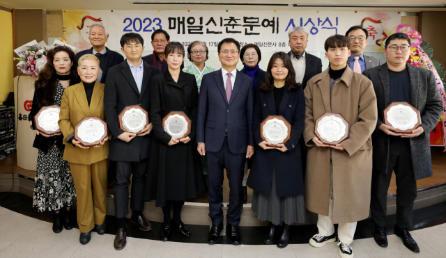 17일 매일신문사 대회의실에서 열린 2023 매일신춘문예 시상식에서 수상자와 각 부문 별 심사위원들이 기념사진을 촬영하고 있다. 김영진 기자 kyjmaeil@imaeil.com