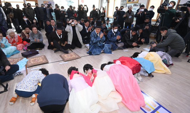 ◇23일 강릉시 성산면 위촌리 전통문화전승회관에서 마을주민 등 120여 명이 참석한 가운데 코로나19로 중단됐던 440년 넘는 전통의 합동 도배 행사인 '위촌리 도배례'가 3년 만에 열리고 있다. 강릉=권태명기자