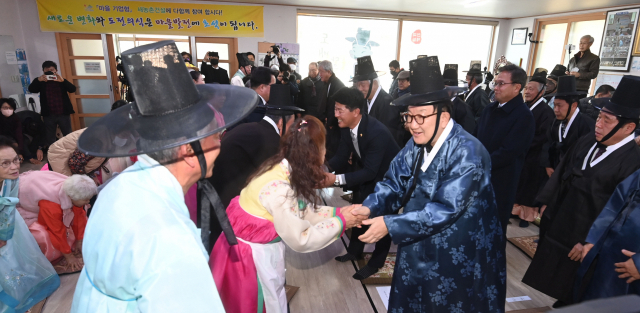 ◇23일 강릉시 성산면 위촌리 전통문화전승회관에서 마을주민 등 120여 명이 참석한 가운데 코로나19로 중단됐던 440년 넘는 전통의 합동 도배 행사인 '위촌리 도배례'가 3년 만에 열리고 있다. 강릉=권태명기자