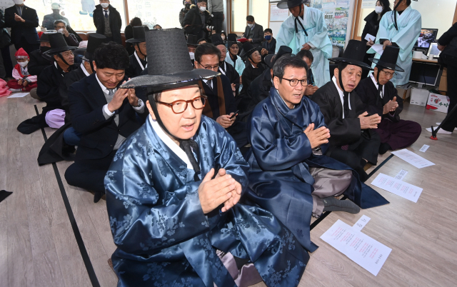 ◇23일 강릉시 성산면 위촌리 전통문화전승회관에서 마을주민 등 120여 명이 참석한 가운데 코로나19로 중단됐던 440년 넘는 전통의 합동 도배 행사인 '위촌리 도배례'가 3년 만에 열리고 있다. 강릉=권태명기자
