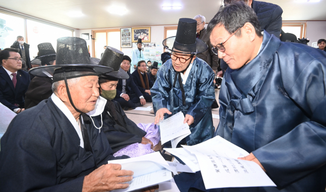 ◇23일 강릉시 성산면 위촌리 전통문화전승회관에서 마을주민 등 120여 명이 참석한 가운데 코로나19로 중단됐던 440년 넘는 전통의 합동 도배 행사인 '위촌리 도배례'가 3년 만에 열리고 있다. 강릉=권태명기자