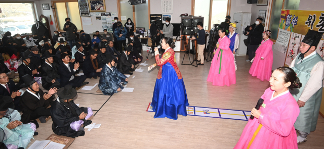 ◇23일 강릉시 성산면 위촌리 전통문화전승회관에서 마을주민 등 120여 명이 참석한 가운데 코로나19로 중단됐던 440년 넘는 전통의 합동 도배 행사인 '위촌리 도배례'가 3년 만에 열리고 있다. 강릉=권태명기자