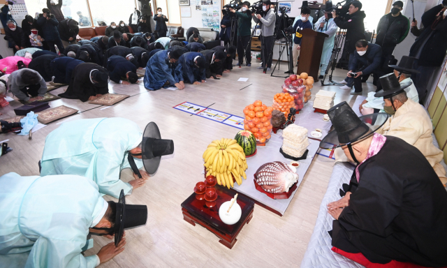 ◇23일 강릉시 성산면 위촌리 전통문화전승회관에서 마을주민 등 120여 명이 참석한 가운데 코로나19로 중단됐던 440년 넘는 전통의 합동 도배 행사인 '위촌리 도배례'가 3년 만에 열리고 있다. 강릉=권태명기자
