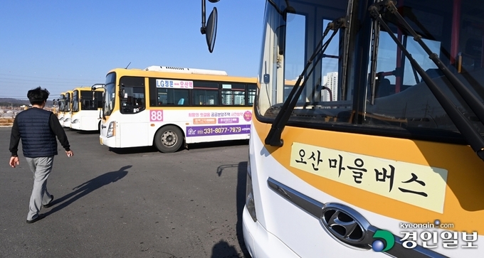 16일 오후 오산시 벌음동 오산마을버스 차고지에 기사부족, 경유 값 급등 등 경영난으로 마을버스들이 운행을 포기한 채 세워져 있다. 2022.11.16 /임열수기자 pplys@kyeongin.com