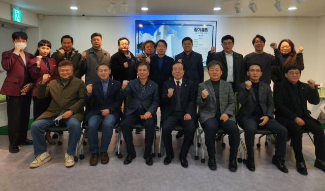 ◇(사)춘천연극제는 19일 춘천 봄내극장에서 2023년도 이사회 및 정기총회를 열고 이해규 현 이사장의 연임을 확정했다.