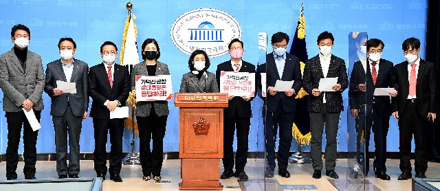 사진은 국민의힘 부산 의원들이 지난 2020년 12월 국회 소통관에서 가덕도신공항 관련 촉구 기자회견을 하고 있는 모습. 부산일보DB