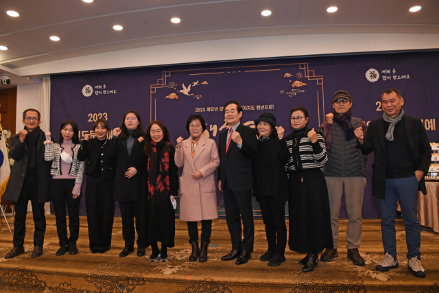 ◇18일 춘천베어스호텔에서 2023 강원도 문화 예술인 신년교례회 및 강원일보 신춘문예 시상식에서 박진오 강원일보 사장, 신춘문예 당선자 심사위원들이 기념사진을 촬영하고 있다. 김남덕기자