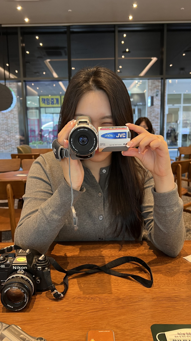 박지수씨가 창원의 한 카페에서 자신의 캠코더를 살펴보고 있다.