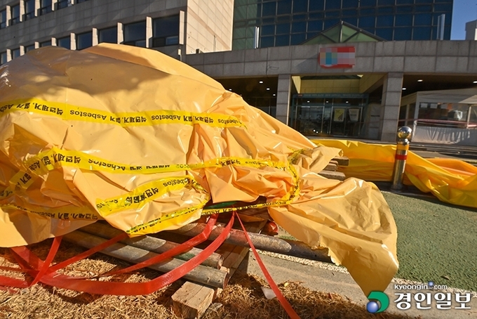 25일 오후 수원시 한 고등학교 본관 앞에 석면 철거 작업 중 나온 것으로 추정되는 폐기물이 방치돼 있다. 2023.1.25 /김명년기자 kmn@kyeongin.com