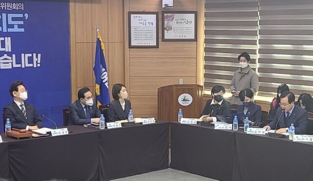 유희태 완주군수가 27일 더불어민주당 전북 최고위원회의에 참석, 수소특화 국가산업단지 완주유치 지원을 요청하고 있다./사진=완주군