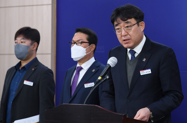 차석호 경남도 문화관광체육국장이 30일 도청 프레스센터서 ‘경남FC 정상화를 위한 고강도 혁신안’을 발표하고 있다./김승권 기자/