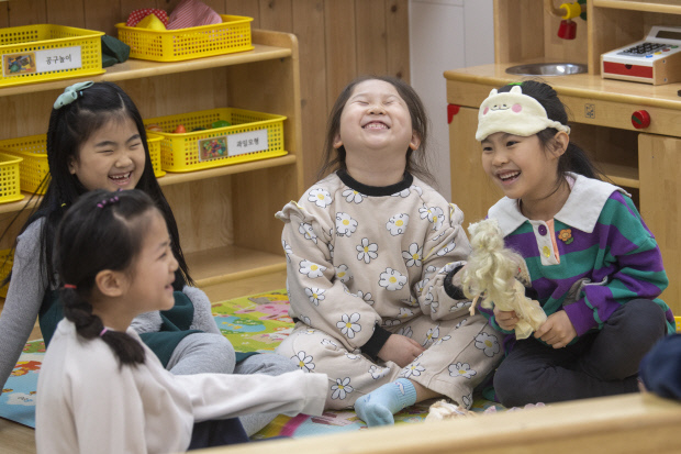 실내 마스크 착용 의무가 해제된 30일 광주 북구청어린이집 원생들이 마스크를 벗고 밝게 웃고 있다. /김진수 기자 jeans@kwangju.co.kr