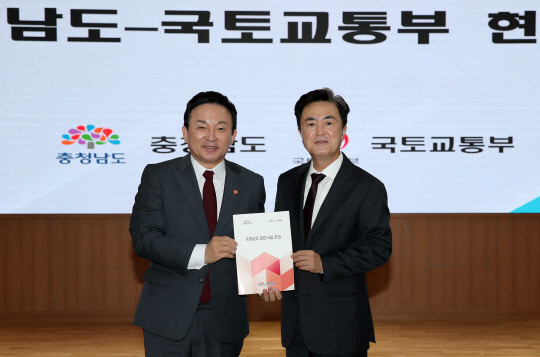 김태흠 충남도지사는 지난해 11월 21일 도청을 방문한 원희룡 국토교통부 장관에게 당진-광명 민자고속도로 적격성 조사를 요청했다. 사진=충남도 제공
