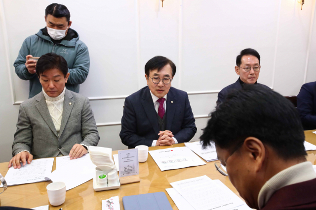 국민의힘 부산지역 의원들이 가덕도신공항 조속 건설과 원전 핵폐기물 처리 대책과 관련해 30일 국회 의원회관 식당에서 오찬 회동을 갖고 있다.