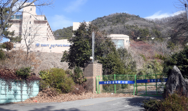 무등산 난개발 방지를 위해 광주시가 369억원을 들여 부지 및 건축물을 매입한 신양파크호텔 정문이 31일 굳게 닫혀있다. /나명주 기자 mjna@kwangju.co.kr