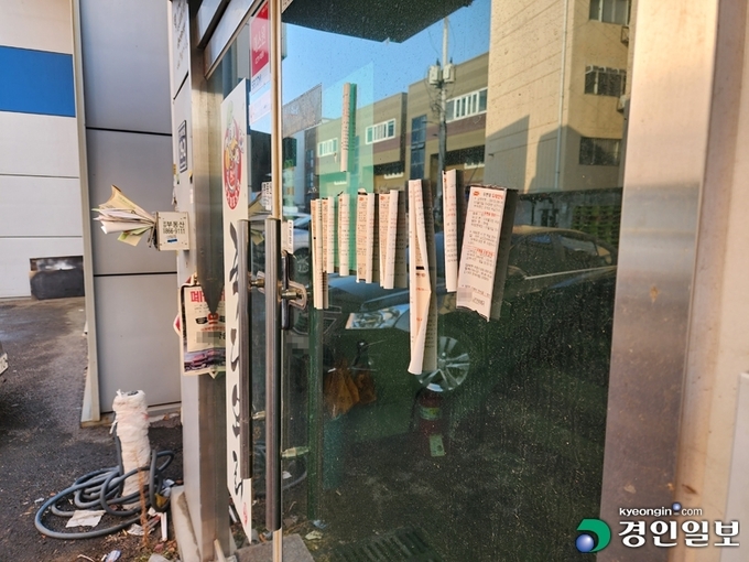 1일 오전 찾은 인천 미추홀구 주안국가산업단지 내 한 공장 문이 굳게 닫혀 있다. 경기침체와 금리 인상으로 경영이 악화하자 휴업이나 폐업을 택한 기업이 많고, 채무 부담을 이기지 못하고 경매 매물로 나왔지만 낙찰받지 못한 사례도 있다. 2023.2.1 /한달수기자 dal@kyeongin.com