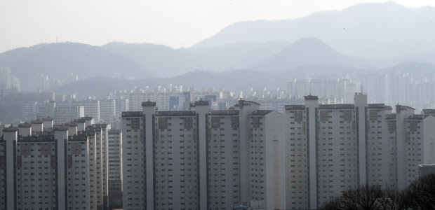 고금리로 광주·전남지역 집값이 하락하고, 경기불황에 따른 상가건물의 투자수익 감소, 주식시장 침체 등이 맞물려 지역민들의 자산가치 손실 규모가 커지고 있다. 이에 따른 부작용으로 지역경제가 큰 충격에 빠질 수 있다는 우려도 나온다. 1일 광주 도심의 한 아파트 단지 전경. /나명주 기자 mjna@kwangju.co.kr
