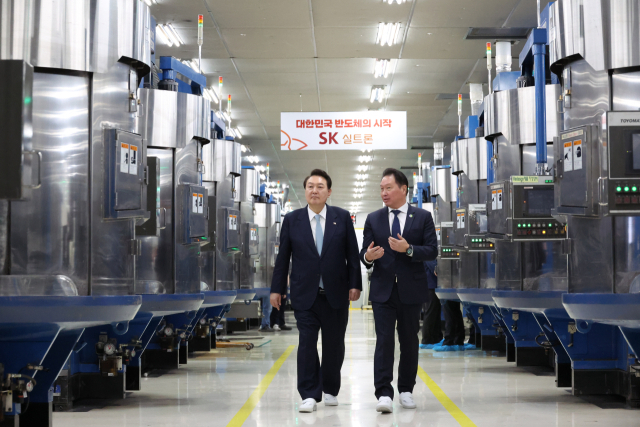 윤석열 대통령이 1일 경상북도 구미시 SK 실트론을 방문, 최태원 SK그룹 회장과 실리콘 웨이퍼 생산시설을 시찰하고 있다. 연합뉴스