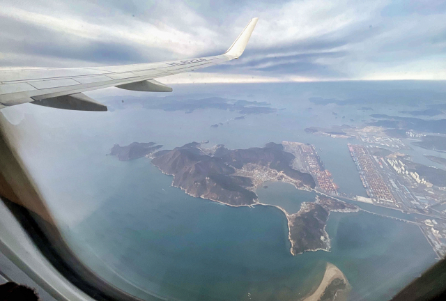 국토교통부가 가덕신공항 건설공법 수정안을 제시한 가운데 부산시도 공항 위치를 조정한 ‘하이브리드 공법 수정안’을 공식 제출하기로 했다. 1일 김해국제공항에서 출발한 여객기에서 내려다본 부산 강서구 가덕신공항 예정지. 정종회 기자 jjh@