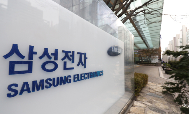 삼성전자가 지난해 사상 처음으로 연 매출 300조원을 돌파에도 불구하고 4분기 실적은 크게 부진한 것으로 나타났다. 삼성전자는 지난해 연간 매출이 전년 대비 8%가량 늘어난 302조여원을 기록했다. 하지만 연결 기준 작년 한 해 영업이익은 전년보다 16%가량 줄어든 43조여원을 기록했다. 또한 4분기 영업 이익은 4조3천여억원으로 전년 동기 대비 69%가량 줄어, 2014년 3분기 이후 8년 만에 분기 영업이익 4조원대를 기록했다. 특히 반도체 부문 매출은 20조700억, 영업이익은 2천700억원을 기록해 전년 동기 대비 영업이익은 97%가량 줄어들었다. 사진은 31일 서울 삼성전자 서초사옥 모습. 연합뉴스