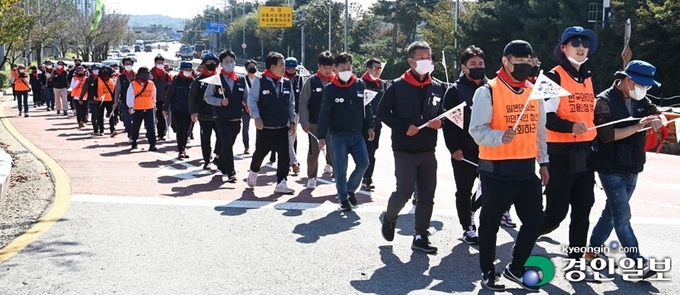 지난해 10월 11일 오전 화성시 장안면 덴소코리아 화성공장 앞에서 전국금속노조 경기지부 관계자들이 한국와이퍼 청산철회! 외투자본 규제! 헌법유린 대체생산 중단! '덴소 규탄 뚜벅이' 대회를 열고 행진을 하고 있다. /경인일보DB