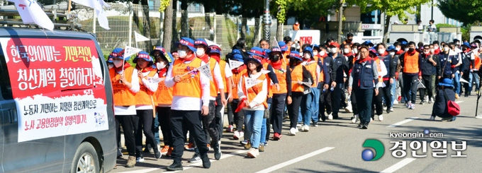 지난해 10월 11일 오전 화성시 장안면 덴소코리아 화성공장 앞에서 전국금속노조 경기지부 관계자들이 한국와이퍼 청산철회! 외투자본 규제! 헌법유린 대체생산 중단! '덴소 규탄 뚜벅이' 대회를 열고 행진을 하고 있다. /경인일보DB