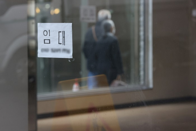 소상공인시장진흥공단에 따르면 2월 소상공인 전망 경기지수(BSI)는 72.5로 전월 대비 5.3포인트 내렸다. 이로써 두 달 연속 하락세가 이어졌다. 사진은 지난 1일 서울 중구 명동 상가 모습. 연합뉴스