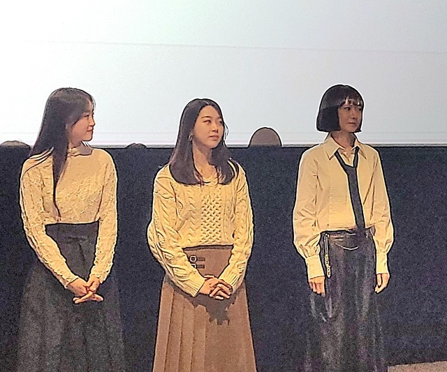 지난 9일 밤 전주 영화의거리 내 씨네큐(Q)에서 진행된 영화 ‘다음 소희’ 시사회에 배두나 등 출연 배우들이 무대인사를 가졌다. 사진 왼쪽부터 배우 정회린, 김시은, 배두나. /사진=김영호 기자