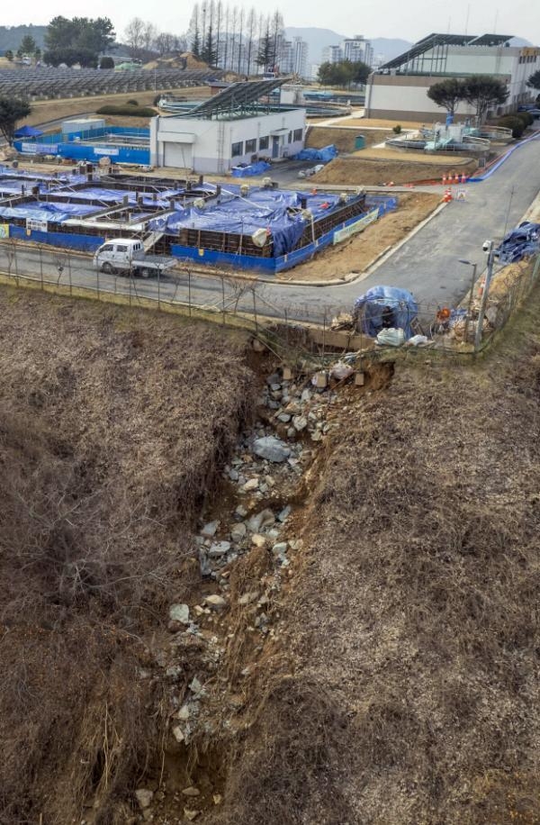 13일 광주 남구 행암동 덕남정수장이 정상 가동되고 있다.전날 정수장 유출밸브 고장으로 정수된 물 수만 톤이 유출되며 수돗물 공급이 제대로 되지 않았다.사진 아래 쪽으로 물이 흘러내렸던 자국이 선명히 드러나 있다. /김진수 기자 jeans@kwangju.co.kr