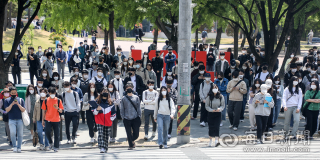 "어느 곳으로 향할 것인가". 경북대 북문 앞에서 횡단보도를 건너는 학생들의 모습. 매일신문 DB
