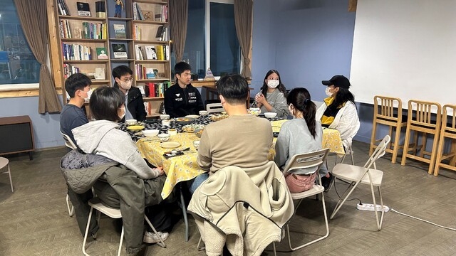 청촌방앗간 조아란 매니저가 '방앗간 식탁'에 모인 청년들과 대화하고 있다./사진=청촌방앗간