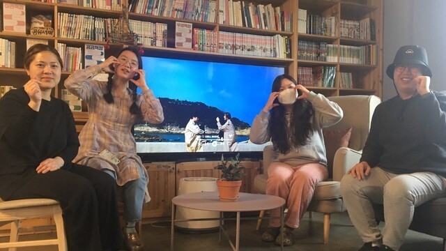 좌로부터 윤지은, 홍미진, 조아란, 김태수씨가 화이팅을 외치고 있다./사진=완주군