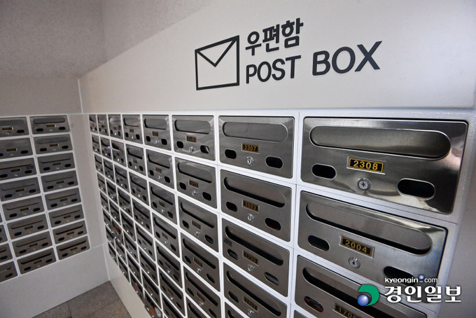 화성지역 몇몇 임대주택 단지가 좁은 면적과 불편한 교통 인프라 등으로 인해 높은 공실률을 보이고 있다. 14일 오전 화성시의 한 국민임대주택 단지 내 비어있는 우편함. 2023.2.14 /김명년기자 kmn@kyeongin.com