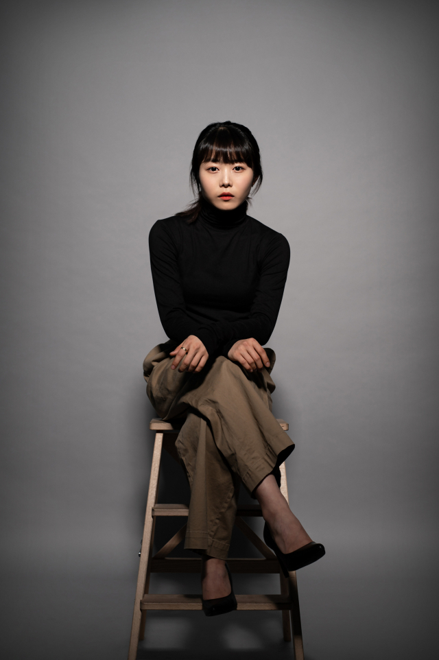 연극 ‘나는 쇼팽의 녹턴 B플랫 단조에 순결을 잃었다’에서 거침없이 당찬 부산 여자 안채영을 연기하는 배우 이설. 예술은공유다 제공