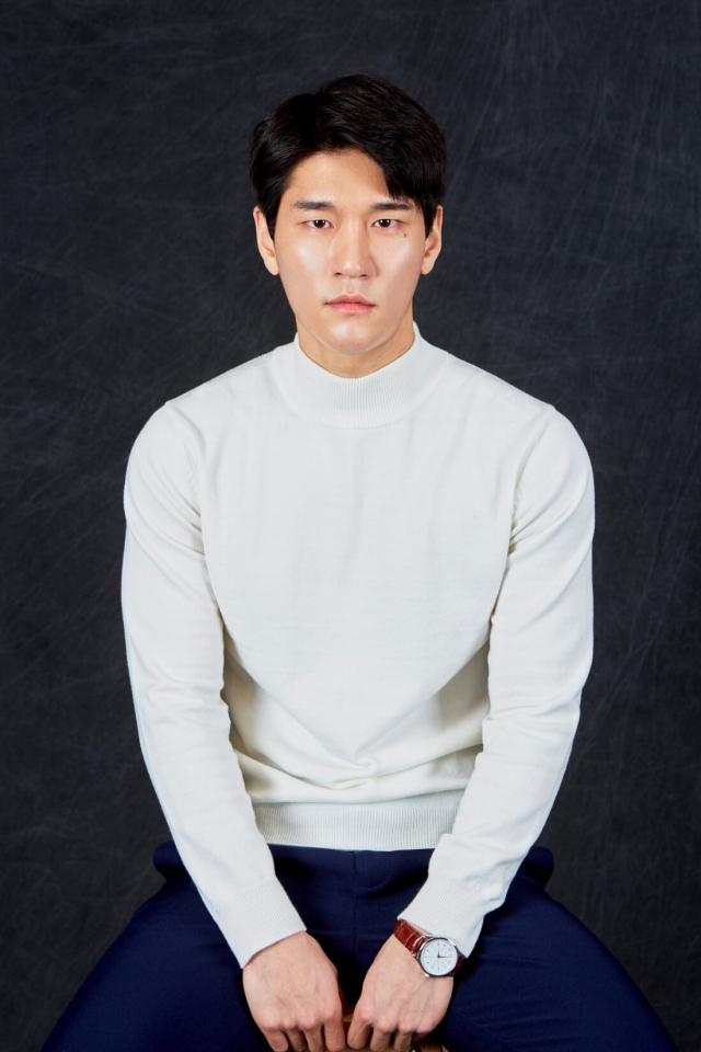 연극 ‘나는 쇼팽의 녹턴 B플랫 단조에 순결을 잃었다’에서 상류층 서울 남자 ‘최우진’ 역할을 맡은 이도영 배우 . 예술은공유다 제공