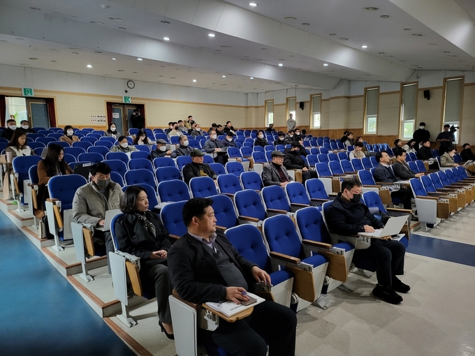 제주지역 버스 13개 노선 통폐합과 12개 노선 폐지 등의 내용이 담긴 제주특별자치도의 버스 준공영제 개선 방안(본지 2월 15일자 3면 보도)을 놓고 다양한 의견과 함께 불만의 목소리도 잇따랐다.