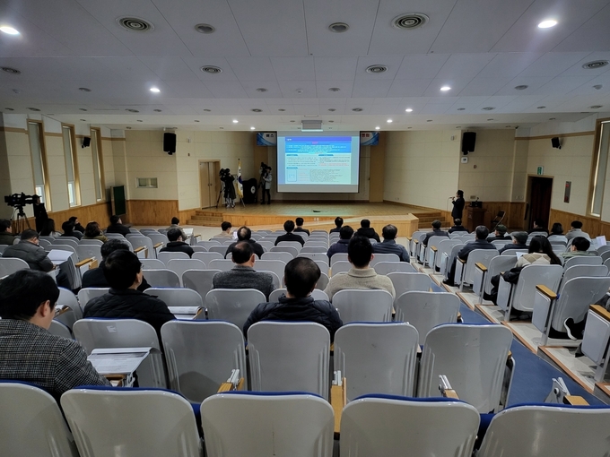 제주도는 17일 오전 10시 제주시 농어업인회관에서 ‘버스 준공영제 성과 평가 및 개선 방안 용역’ 결과에 대한 첫 번째 권역별 도민 설명회를 개최했다.