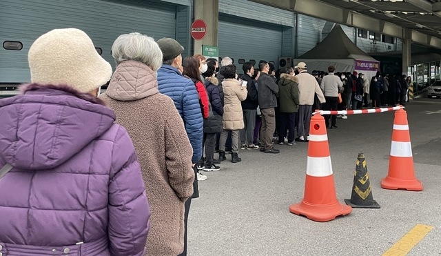 18일 농협 하나로마트 전주점 매장 앞에 '소프라이즈! 2023 대한민국 한우세일' 행사를 찾은 소비자들이 줄지어 있다.
