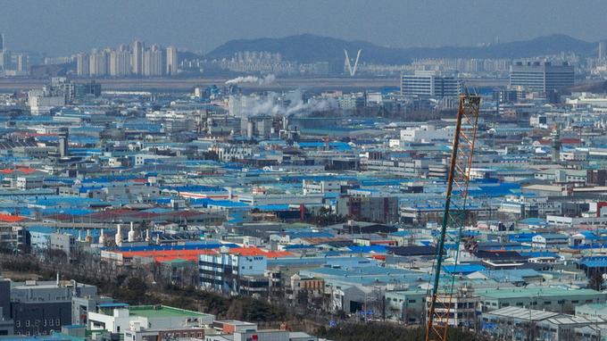 시화국가산업단지 내 공장 대다수는 내진 설계가 제대로 돼 있지 않아 지진 발생 시 붕괴 위험은 물론, 각종 장비와 화학물질 등으로 인한 2차 피해까지 우려되고 있다. 사진은 시흥시 정왕동 시화국가산업단지 전경. 2023.2.26 /김명년기자 kmn@kyeongin.com