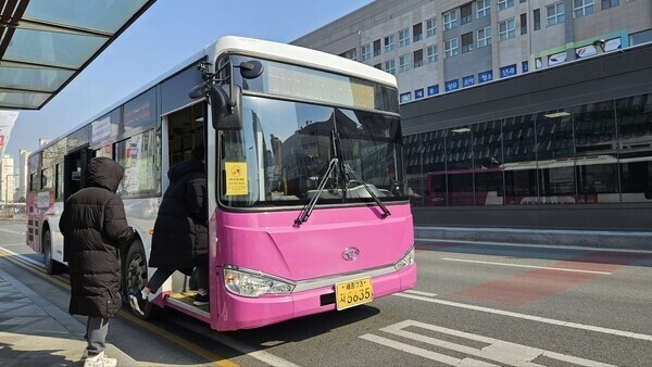 세종시가 오는 2025년부터 시내버스 요금 전면 무료화를 추진한다고 밝혀 기대와 우려가 엇갈리고 있다. 사진은 세종 시내 한 버스 정류장에서 승객이 버스에 오르고 있는 모습. 사진=조은솔 기자