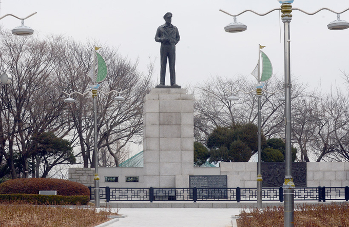 인천시와 국가보훈처 간 소유권 논란 등이 이어지고 있는 중구 자유공원 더글러스 맥아더(1880~1964) 장군 동상 모습. 2023.3.1 /김용국기자 yong@kyeongin.com