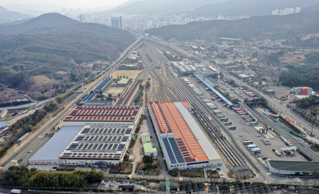 부산시가 부산도시철도 1호선 노포차량기지와 신평차량기지를 다른 곳으로 옮기고 해당 부지를 지역거점으로 새롭게 재개발할 계획이다. 금정구 노포차량기지 전경. 김종진 기자 kjj1761@
