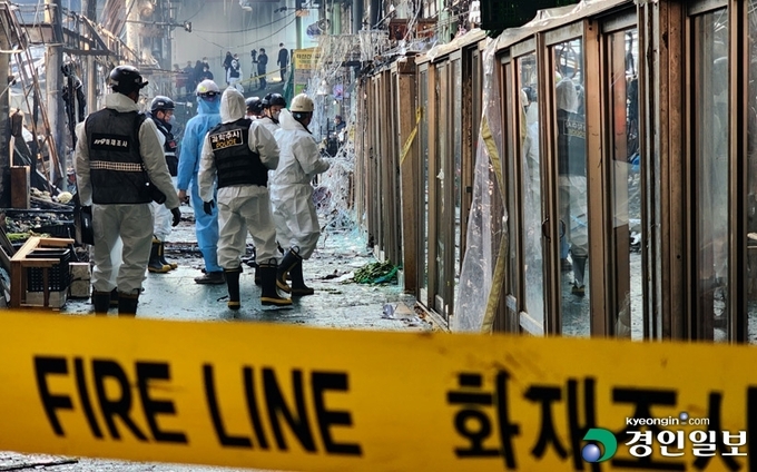 4일 밤 방화로 추정되는 화재가 발생해 점포 212곳 가운데 55곳이 타는 등 큰 피해가 발생한 인천시 동구 현대시장에 5일 오전 인천소방본부 화재조사팀 등 합동감식반이 도착해 감식을 준비하고 있다. 2023.3.5 /김용국기자 yong@kyeongin.com