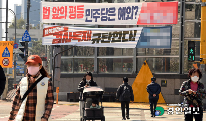 개정된 옥외광고물법 시행과 1년 앞으로 다가온 총선으로 인해 도심 곳곳에 네거티브와 정치적 발언들이 담긴 정당 현수막이 늘어가는 가운데 몇몇 현수막이 어린이보호구역에도 게시돼 도를 넘었다는 비판이 커지고 있다. 6일 오전 수원 시내 한 어린이보호구역 횡단보도에 정당 현수막이 게시돼 있다. 2023.3.6 /임열수기자 pplys@kyeongin.com