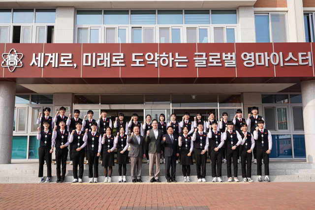 이재용 삼성전자 회장이 7일 구미전자공고를 방문, 인쇄회로기판(PCB) 설계 수업 현장을 참관하고 학생들과 '기술인재로서의 꿈' 등을 주제로 간담회를 한 후 기념촬영하고 있다. 삼성전자 제공
