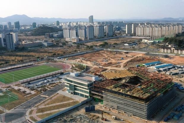 감사원이 전임 문재인 정부 국정과제로 개교한 한국에너지공과대학교(한전공대)의 설립 과정에 대한 감사에 착수했다. 감사원은 8일부터 오는 31일까지 한국전력공사와 산업통상자원부, 교육부, 나주시 등 4곳을 대상으로 한전공대의 설립 적법성 등을 들여다보는 실지감사(현장감사)를 진행한다고 밝혔다. 사진은 8일 오후 나주시 한국에너지공과대학교(KENTECH) 전경.